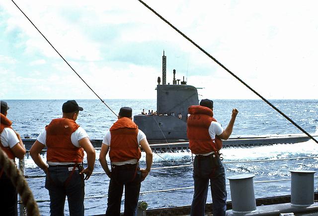 S19651114035.JPG - USS SPINAX (SS-489)ALONGSIDE FOR MAIL CALL-13 NOV 1965