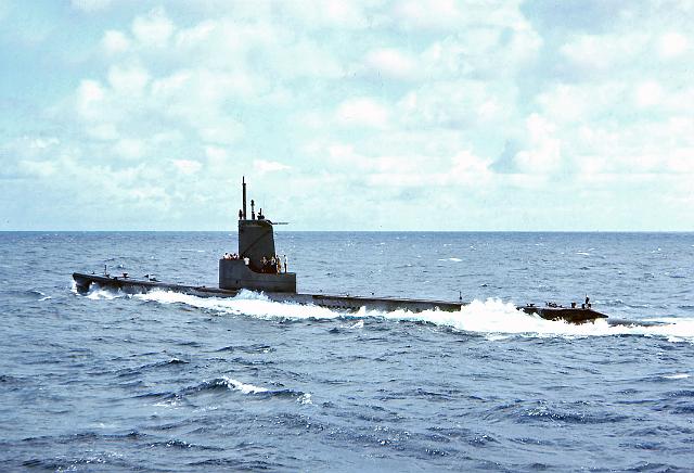 S19651114036.JPG - USS SPINAX (SS-489)ALONGSIDE FOR MAIL CALL-13 NOV 1965