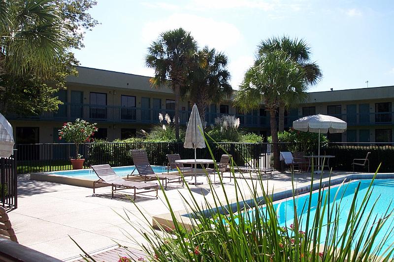 0943-poolside2.JPG